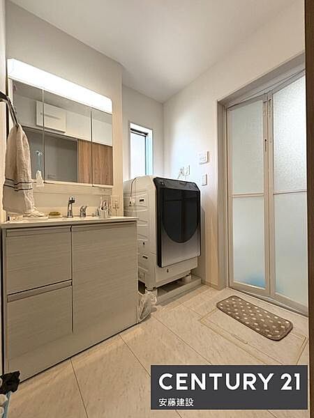 【　洗面所　/　Washroom　】清潔感溢れる洗面所は忙しい朝もストレスフリーに身支度できそうな空間収納力のある三面鏡独立洗面台完備