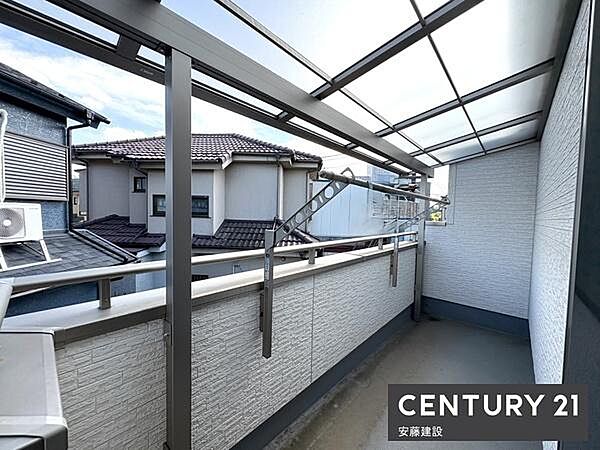 【　バルコニー　/　Balcony　】寝室から出入可能な南東向きバルコニーは、屋根があり急な雨の日でも安心！