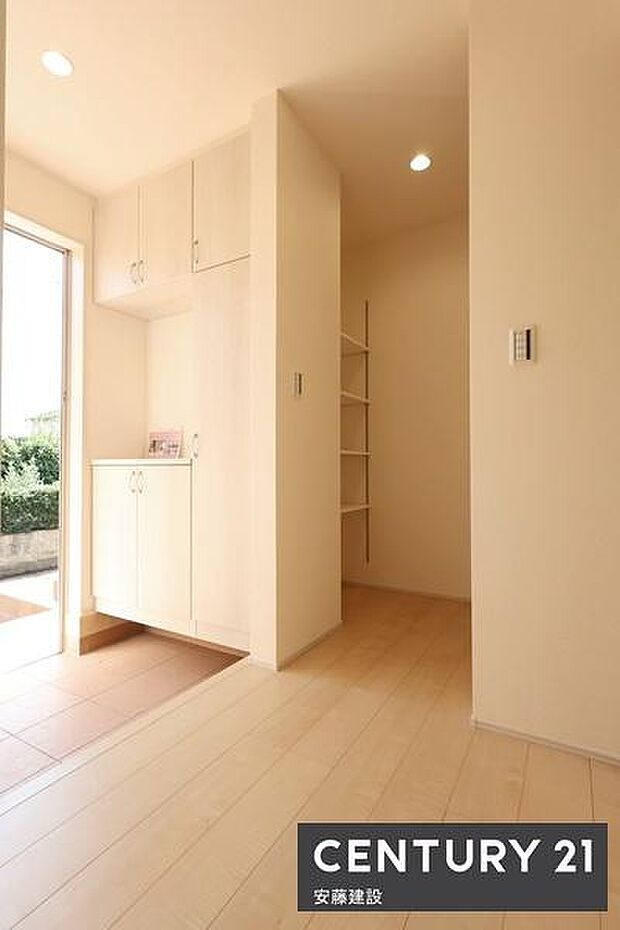 【　玄関　/　entrance　】白を基調とした清潔感あふれる玄関は、間口が広く開放的な空間！