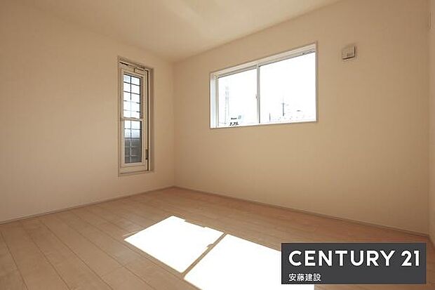 【　寝室+WIC　/　7.75帖　】お好みの家具を置いてこだわりの空間を作れる、ゆとりのある広さの寝室！