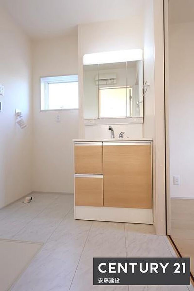 【　洗面所　/　Washroom　】清潔感溢れる洗面所は忙しい朝もストレスフリーに身支度できそうな空間収納力のある三面鏡独立洗面台完備