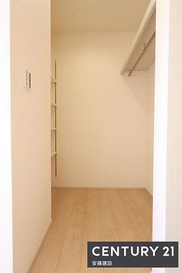 【　玄関収納　】玄関すぐ横にハンガーパイプと壁収納完備！来客からは見えにくく、ロールカーテンなども設置できる間取！