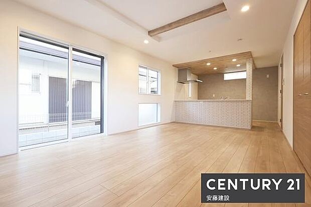 【　リビング　/　19帖　】開放感溢れる折り上げ天井採用のLDK！ダイニングテーブルとソファーを置いてもゆとりが生まれる空間三面採光で陽当・風通良好