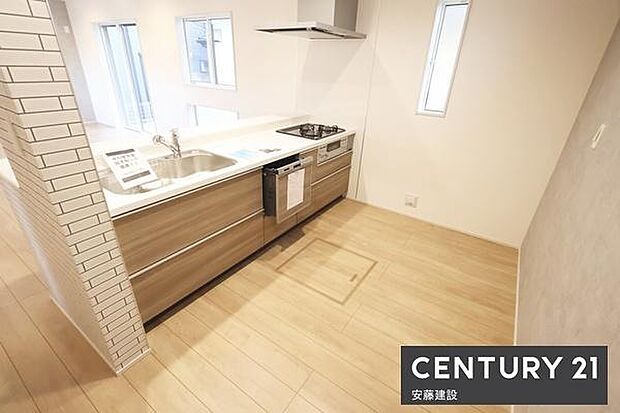 【　キッチン　/　Kitchen　】収納と作業スペースをしっかり確保した対面式システムキッチン！お料理の片付けや運び出しもしやすい便利な設計家事時短に役立つ食洗機付き