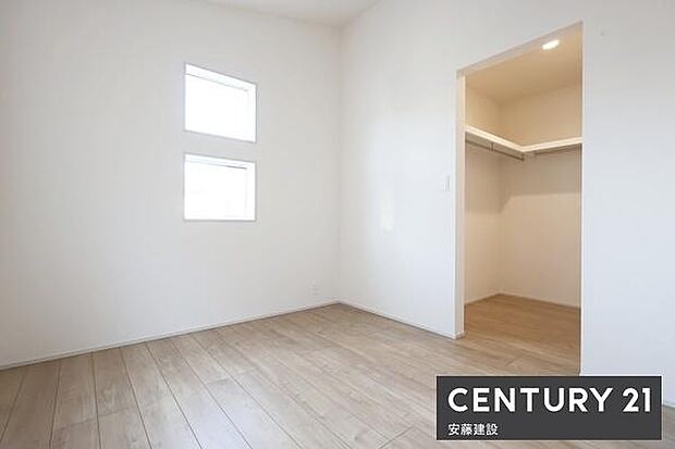 【　子供部屋　/　5.25帖　】お好きな家具を自由にレイアウトできる広さの洋室お子様にもちょうどいいサイズのお部屋です！クローゼット完備