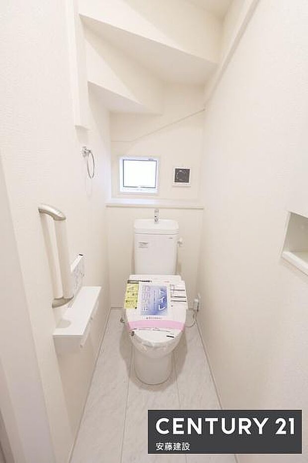 【　トイレ　/　toilet　】清潔的なウォッシュレット付きトイレちょっとした棚があるのも嬉しいポイント