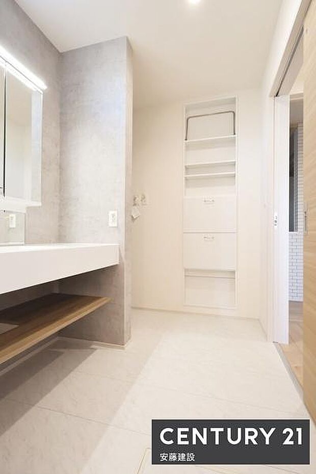 【　洗面所　/　Washroom　】清潔感溢れる洗面所は忙しい朝もストレスフリーに身支度できそうな空間タオルや洗面用品などを収納できるサニタリー収納完備！