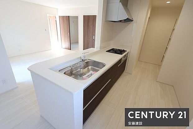 【　キッチン　/　Kitchen　】リビングを見渡せるオープンキッチンで、お料理の受け渡しもスムーズ！洗面所にも出入りできる回遊動線で家事効率UP