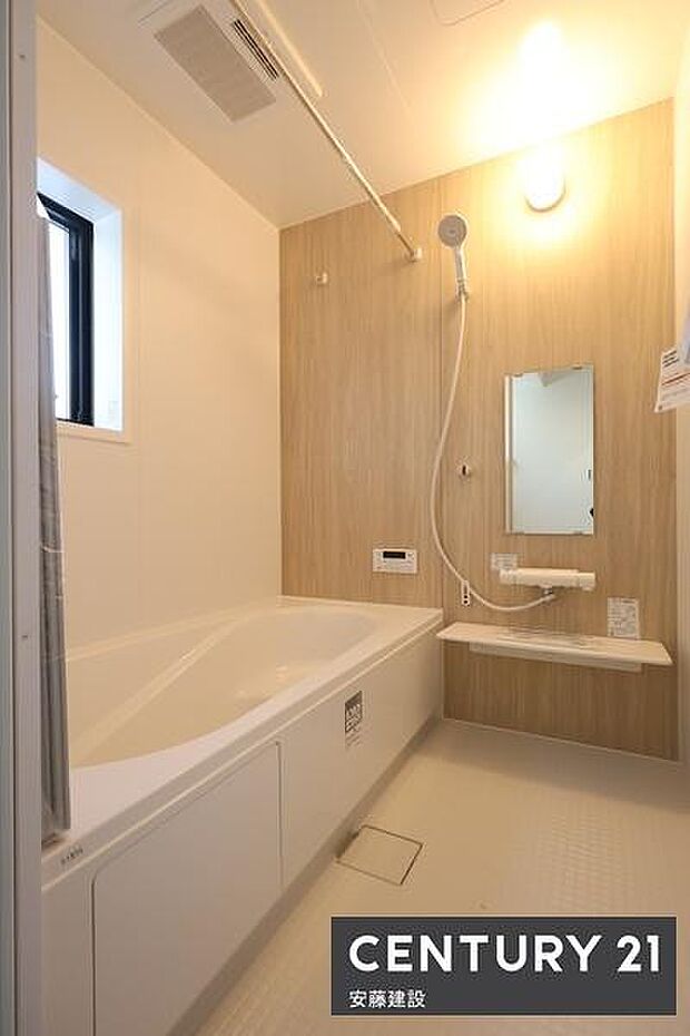 【　浴室　/　Bathroom　】ゆったりと至福のバスタイムを過ごせそうな清潔感ある浴室浴室暖房乾燥機が備わっており換気しやすく、冬場は過度な温度差を防げます