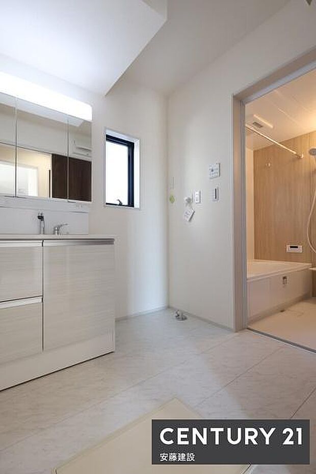 【　洗面所　/　Washroom　】清潔感溢れる洗面所は忙しい朝もストレスフリーに身支度できそうな空間収納力のある三面鏡独立洗面台完備！