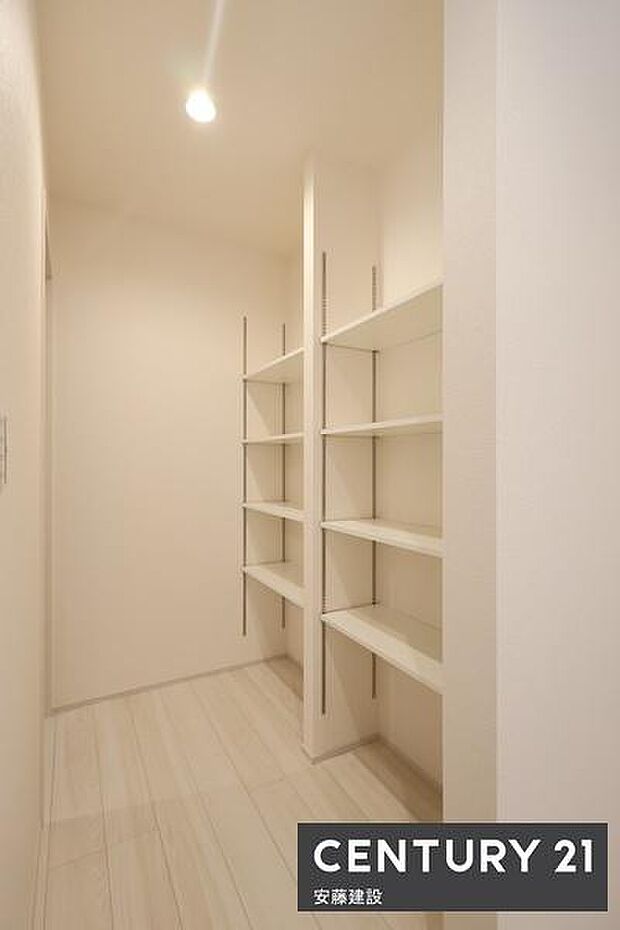 【　パントリー　】キッチン横には食料品や日用品を収納できる可動棚付き収納完備掃除道具やサニタリー収納としても活用できます！