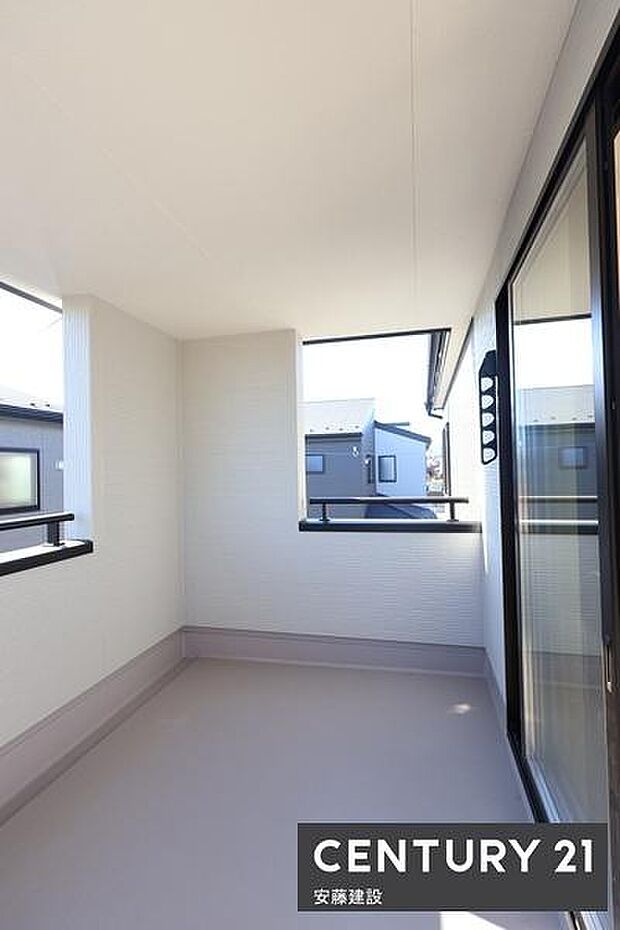 【　バルコニー　/　Balcony　】屋根があり急な雨の日でも安心な南向きインナーバルコニー！