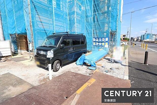 【　駐車場　/　parking　】並列2台可能な駐車スペース（※車種制限有）ご夫婦それぞれのお車をお家の前に停めることができます