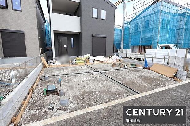 【　駐車場　/　parking　】並列2台可能な駐車スペース（※車種制限有）ご夫婦それぞれのお車をお家の前に停めることができます