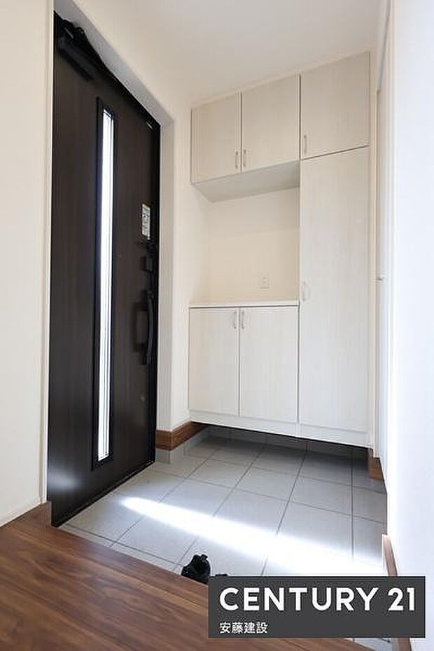 【 玄関 / entrance 】清潔感あふれる玄関は、帰宅・来客を心地よく迎えてくれます散らかりがちな玄関もすっきり片付くシューズボックス完備