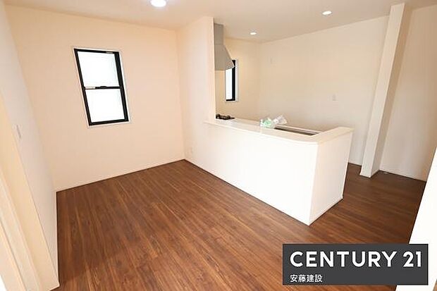 【 リビング / 18帖 】しっかりとした広さで、ダイニングとプライベート空間を分けてレイアウトを楽しめます!カウンター完備でお子様の勉強を見守りながら家事も可能