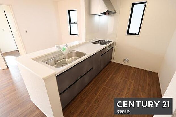 【 キッチン / Kitchen 】リビングを見渡せるオープンキッチンで、お料理の受け渡しもスムーズ!窓があり熱やにおいがこもりにくい設計