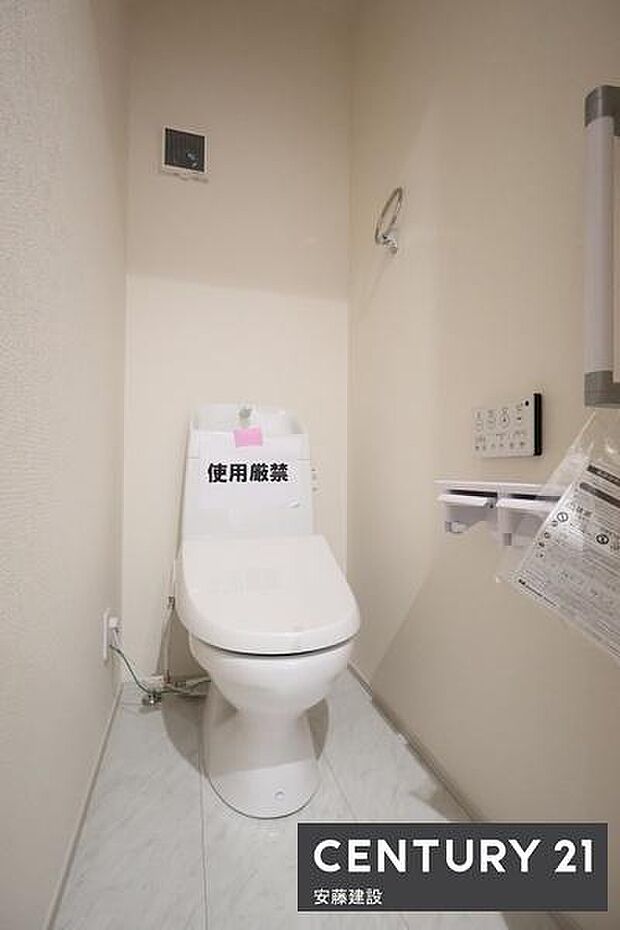 【 トイレ / toilet 】清潔的なウォッシュレット付きトイレ手摺完備で家族みんなにやさしいトイレです