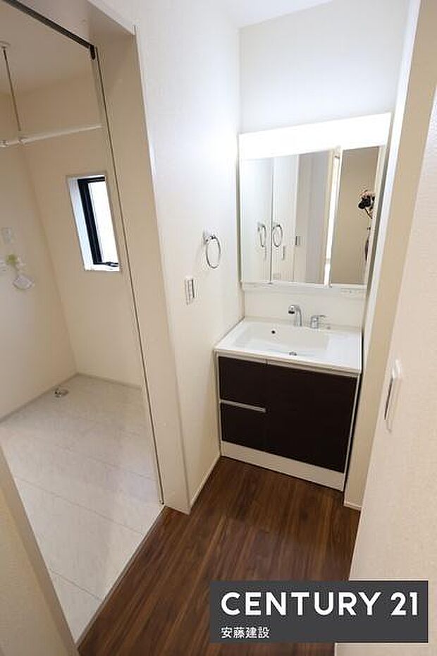 【 独立洗面化粧台 】フラットで掃除もしやすい洗面化粧台完備!トイレ後すぐに手洗いできる便利な動線設計