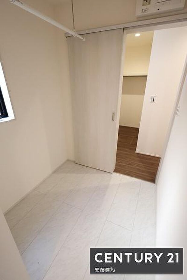 【 脱衣所 / Washroom 】洗面化粧台と分かれており、家庭内でのプライベート性も確保できる設計!ゆとりある広さに室内物干し付きで、雨の日も安心して洗濯できます