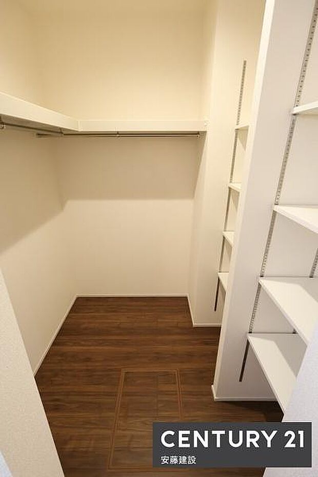 【 ファミリークローク 】洗面所横に備わったファミリークローク家具・家電やサニタリー収納としても活用可能!