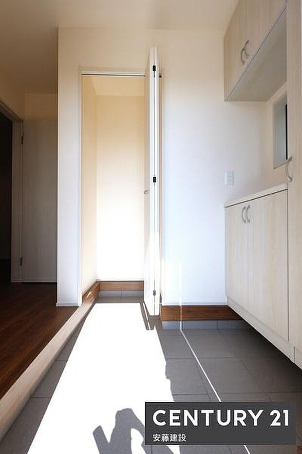 【 玄関 / entrance 】明るくゆとりのある玄関シューズボックス完備で玄関が靴で溢れる心配もないですね!