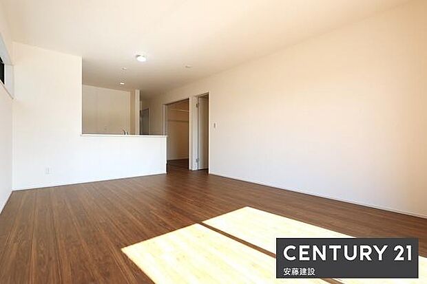 徒歩10分圏内に小学校やスーパー、ドラッグストアが揃った便利な環境