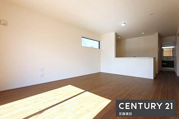 【 リビング / 16.75帖 】明るくあたたかな、しっかりとした広さのリビングダイニングテーブルとソファーを置いてもゆとりが生まれる空間