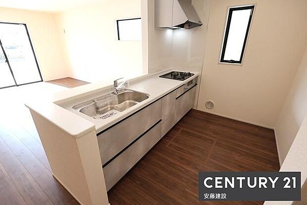 【 キッチン / Kitchen 】開放的なオープンキッチンで、お料理の受け渡しもスムーズ!