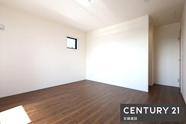 【 寝室+WIC / 8.75帖 】バルコニーに面した明るい寝室お好みの家具を置いてこだわりの空間を楽しめますね!