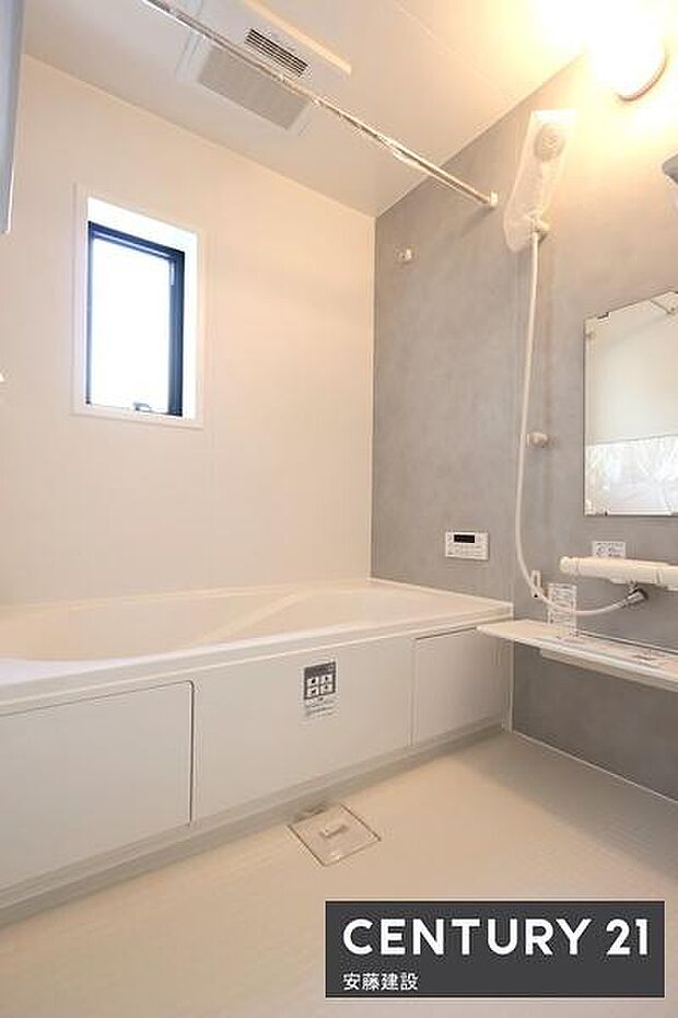 【 浴室 / Bathroom 】ホテルのような上質なデザインのシステムバス浴室暖房乾燥機が備わっており換気しやすく、冬場は過度な温度差を防げます