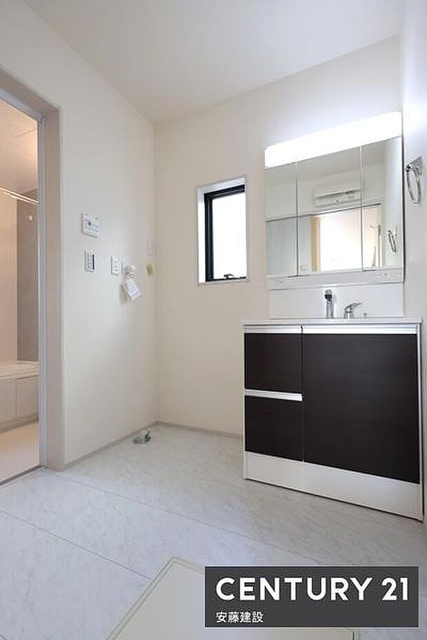 【 洗面所 / Washroom 】清潔感溢れる洗面所は忙しい朝もストレスフリーに身支度できそうな空間収納力のある三面鏡独立洗面台完備!