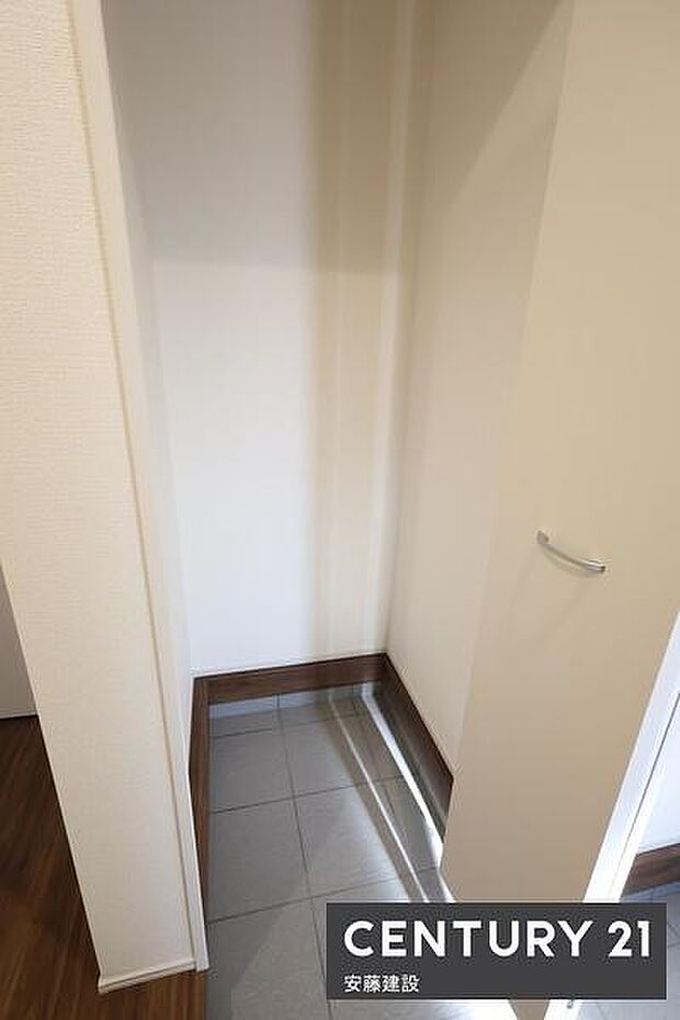 【 玄関収納 】かさばりやすいベビーカーやアウトドア用品などそのまま収納可能!