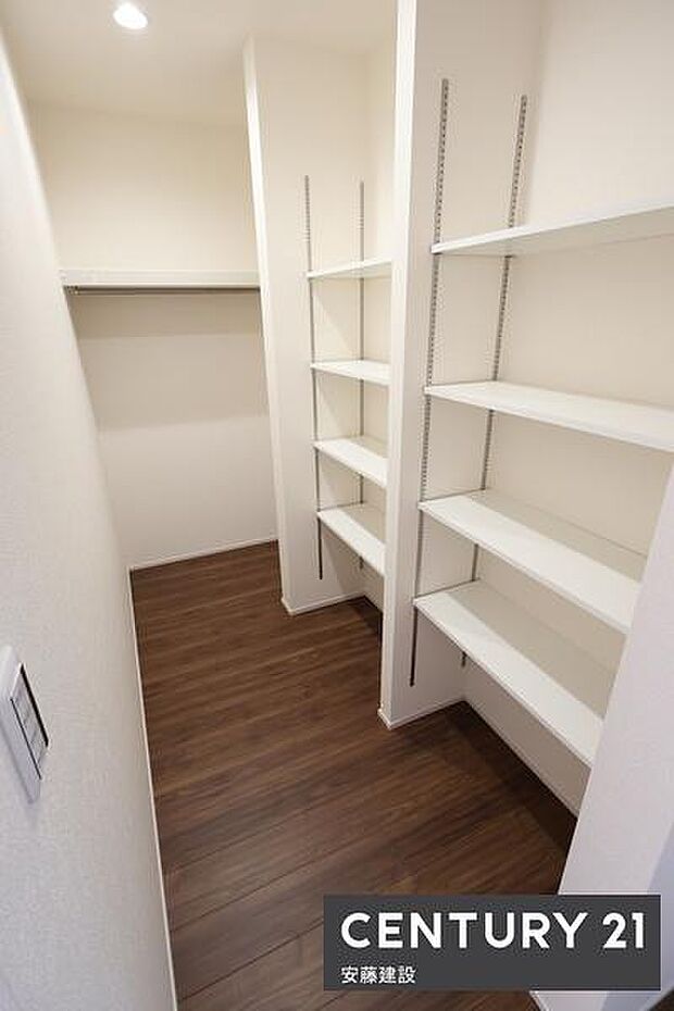 【 パントリー 】キッチン背面には食料品や日用品を収納できる大容量パントリー完備!リビングと壁を隔てているのでキッチンがスッキリと片付けられます