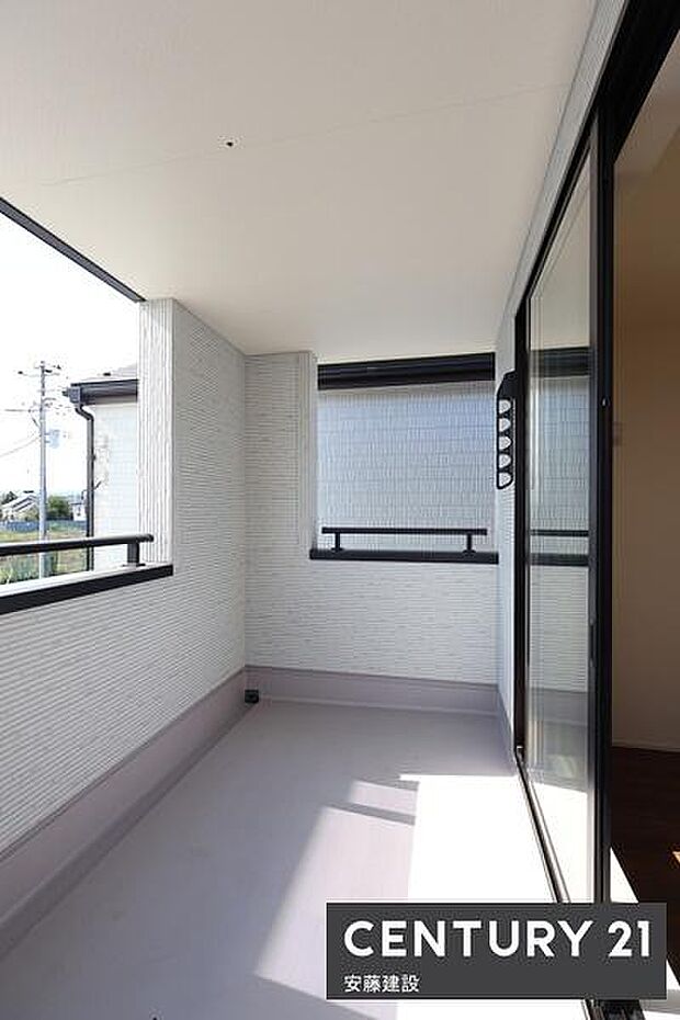 【 バルコニー / Balcony 】屋根があり急な雨の日でも安心な南向きインナーバルコニー!