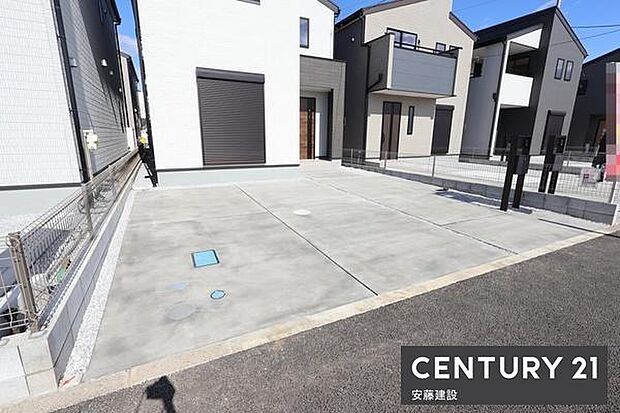 【 駐車場 / parking 】並列2台可能な駐車スペース(※車種制限有)ご夫婦それぞれのお車をお家の前に停めることができます