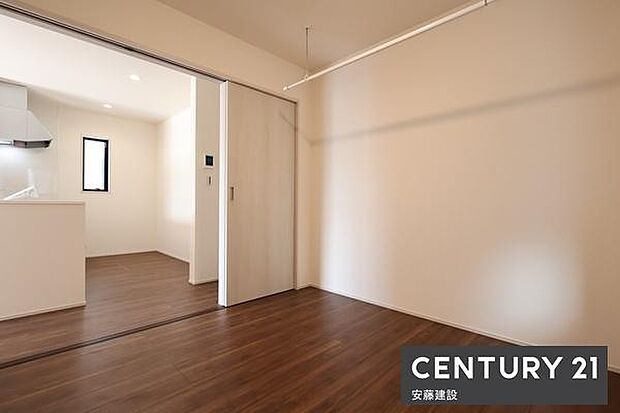 【 1階洋室 / 5.25帖 】キッチン横の洋室子どもの遊び場や家事、仕事スペースとしても使える空間ホスクリーン完備