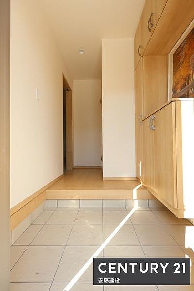 【 玄関 / entrance 】明るくゆとりのある玄関シューズボックス完備で玄関が靴で溢れる心配もないですね!