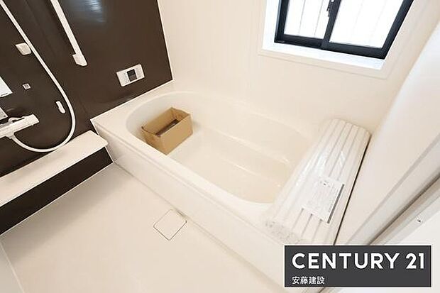【 浴室 / Bathroom 】ゆったりと至福のバスタイムを過ごせそうな清潔感ある浴室