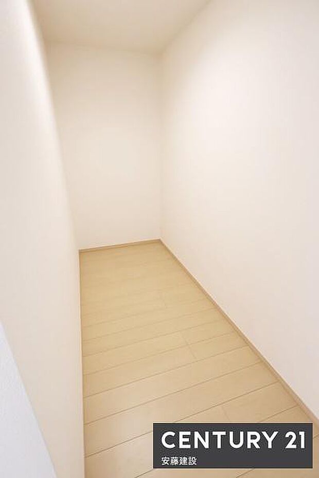 【 パントリー 】キッチン背面には食料品や日用品を収納できるパントリー完備掃除道具やサニタリー収納としても活用できます!