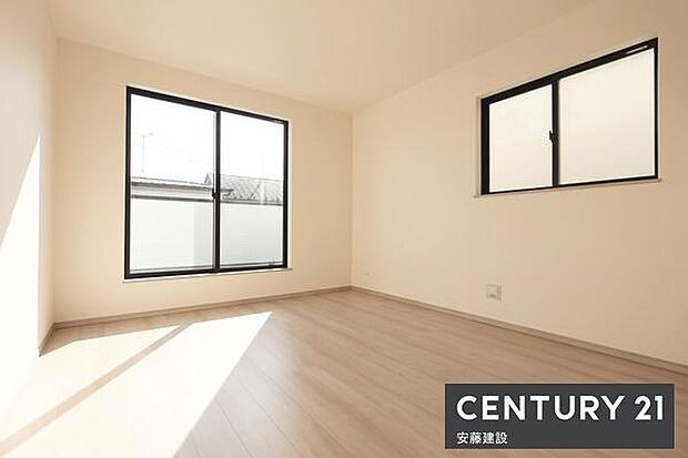 【 寝室 / 7.5帖 】バルコニーに面して明るくあたたかな寝室!お好みの家具を置いてホテルライクな空間も楽しめます