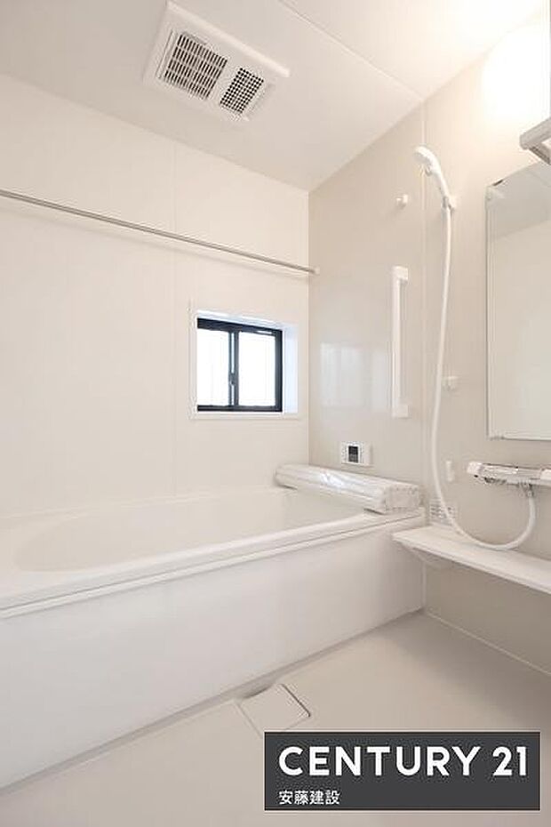【 浴室 / Bathroom 】たっぷりのお湯にゆったり浸かれそうなゆとりの浴室浴室暖房乾燥機が備わっており換気しやすく、冬場は過度な温度差を防げます
