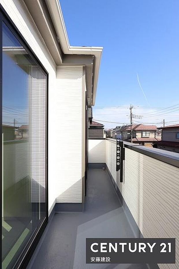 【 バルコニー / Balcony 】2部屋から出入可能な南東向きバルコニー!たっぷりの日差しを浴びて洗濯物がしっかり乾きます