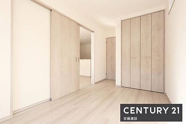 【 1階洋室 / 5.5帖 】リビング横の洋室は子どもの遊び場や家事、仕事スペースとしても使える空間リビングを通さず出入りでるため、客間としても活用できます!