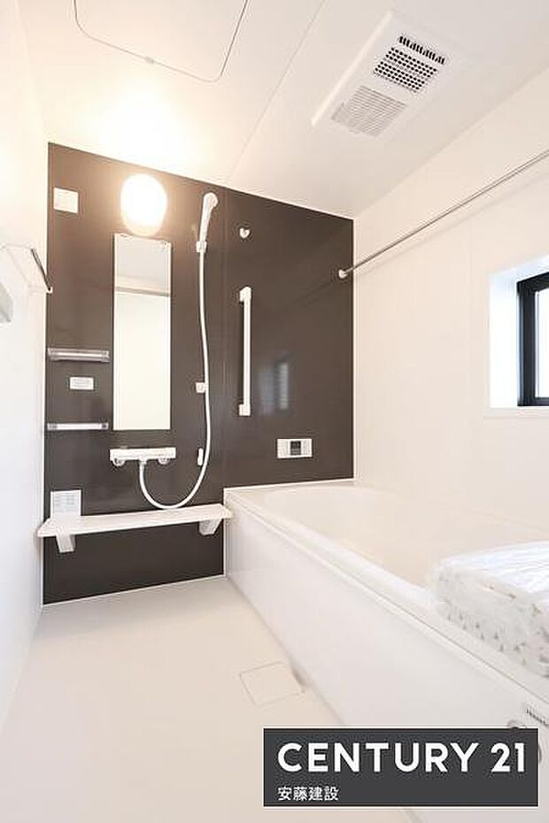 【 浴室 / Bathroom 】たっぷりのお湯にゆったり浸かれそうなゆとりの浴室浴室暖房乾燥機が備わっており換気しやすく、冬場は過度な温度差を防げます