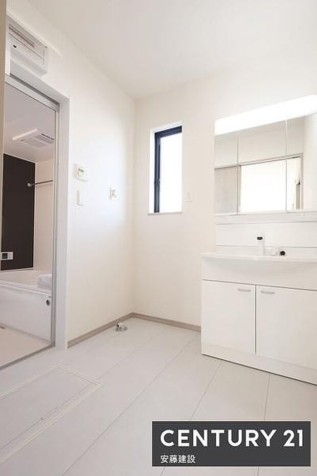 【 洗面所 / Washroom 】清潔感溢れる洗面所は忙しい朝もストレスフリーに身支度できそうな空間