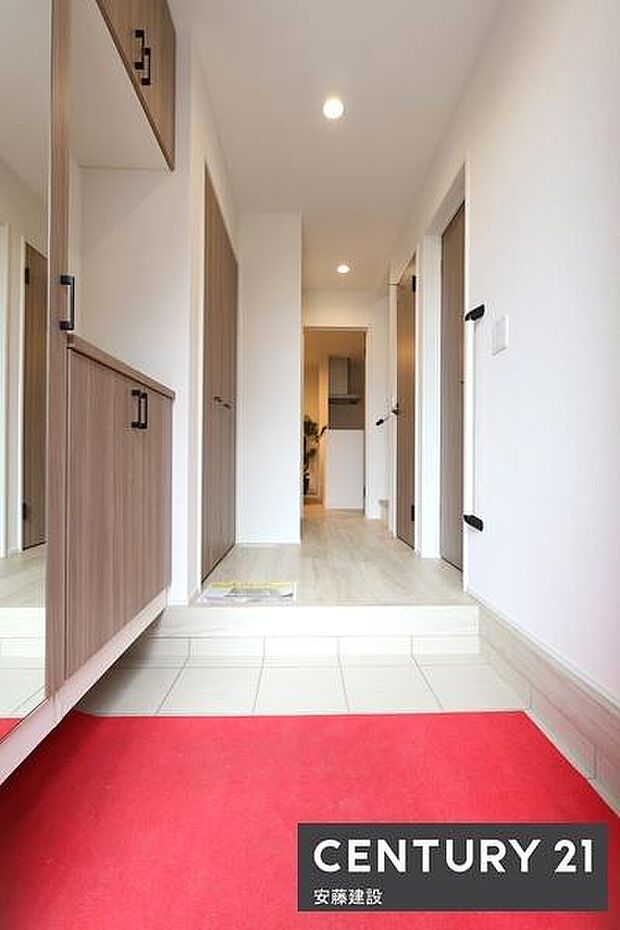 【　玄関　/　entrance　】白を基調とした清潔感あふれる玄関散らかりがちな玄関も片付くシューズボックスと廊下収納完備