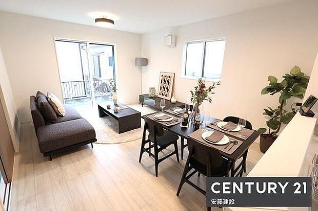 【　リビング　/　15帖　】二面採光で明るくあたたかな、しっかりとした広さのリビングダイニングテーブルとソファーを置いてもゆとりが生まれる空間※家具は価格に含まれません