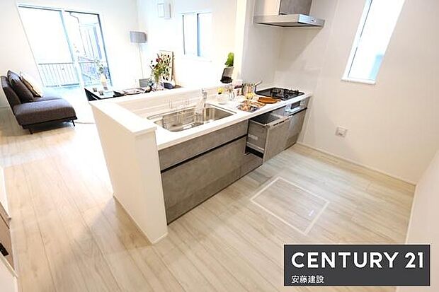 【　キッチン　/　Kitchen　】リビングを見渡せるオープンキッチンで、お料理の受け渡しもスムーズ！窓があり熱やにおいがこもりにくい設計