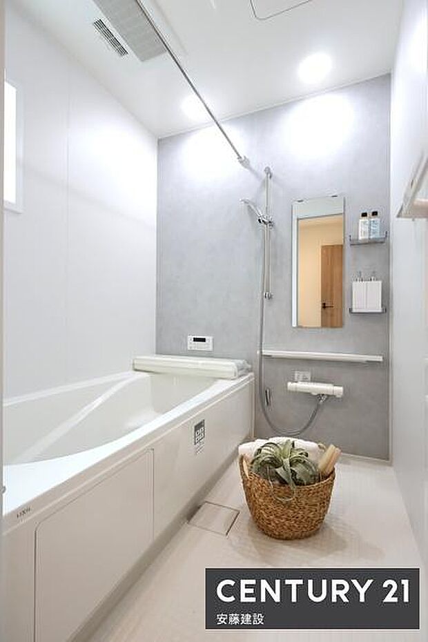 【　浴室　/　Bathroom　】たっぷりのお湯にゆったり浸かれそうな、清潔感ある浴室浴室乾燥機が備わっており換気もばっちりできます！